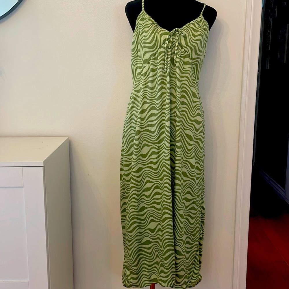 Gorgeous dress by Wild Fable. Pretty green color. Adjustable straps. XXL